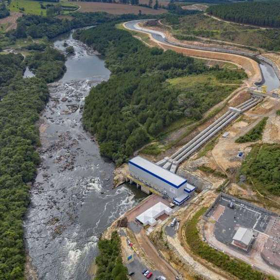 Vista aérea de pequena central hidrelétrica