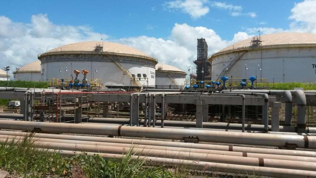 Parque de tanques e tubulações de processo - FRV Engenharia